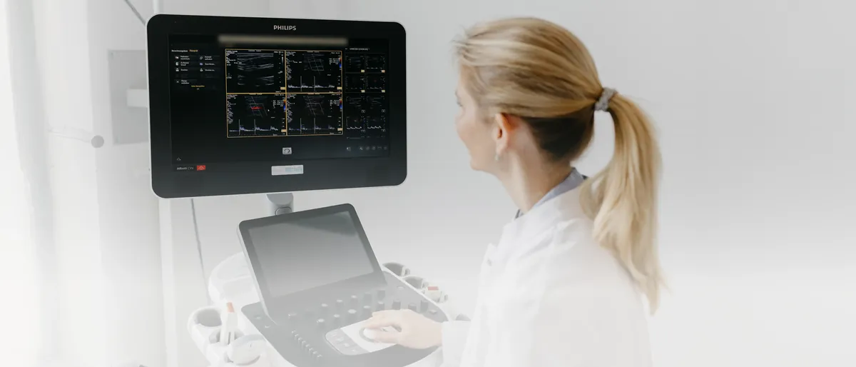 Ärztin untersucht die Gefäße per Ultraschall auf Ablagerungen (Arteriosklerose)